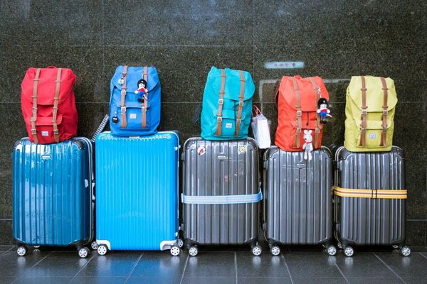 5 valises avec 5 sacs à dos côte-à-côte